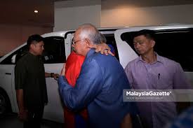 Sinar harian 04 february 2021. Zahid Hamidi Menangis Ketika Peluk Najib