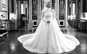 Princess diana's niece lady kitty spencer wore a remarkable dolce and gabana wedding dress as she married billionaire fashion tycoon michael lewis in a ceremony in italy. Dhb1dypxrla Hm