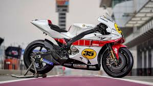 Medical info update #moto3 rider #28 @izanguevara28 has been taken to the medical centre for a. Yamaha Renn Jubilaum Motogp Bike Im Klassik Look Motorradonline De