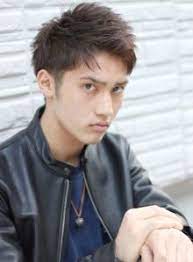 トップに長さを残したニューモヒカンスタイルです サイドはツーブロックに 襟足は刈り上げスッキリに 前髪を立ち上げることで 爽やかでクールでかっこいいスタイルになっております メンズ ヘアスタイル 髪型 ショート メンズ 髪型 メンズ