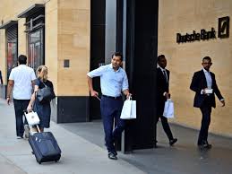 Die geschichte eines mannes, der dort steht das stolze, sandsteinerne stammhaus von morgan grenfell, einer tochter der deutschen bank. Edel Schneider Kommt Wahrend Entlassungen Zur Deutschen Bank Chef Liest Ihnen Die Leviten