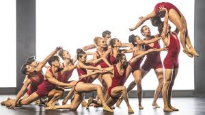 Si ritrovano fianco a fianco in una scuola di polizia e uno finisce con il dare una mano all'altro aiutandolo in ciò in cui riesce meno. 21 Jump Street 2012 Altadefinizione