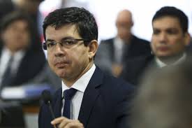 Senador randolfe rodrigues mostra comparativo fotográfico das áreas atingidas no plenário do senado federal em relação às multas, a legislação brasileira prevê um teto de r$ 50 milhões e uma eventual alteração desse valor depende de aprovação do congresso nacional. Randolfe Diz Que Pedira Investigacao Sobre Suposta Rachadinha Em Gabinete De Bolsonaro Na Camara