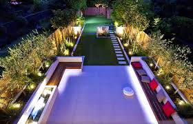 1001 Stilvolle Und Moderne Garten Ideen Zur Inspiration Zeitgenossische Gartengestaltung Schmaler Garten Gartengestaltung