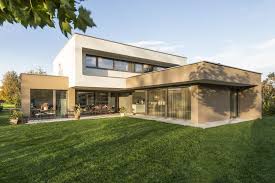 Einfamilienhaus Flachdach Uberdachte Terrasse Massivbau L Form Moderne Architektur L Form Klare Moderne Architektur Architektur Architektur Haus Design