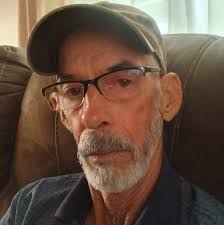 How do solo kayakers handle upstream and downstream paddling?