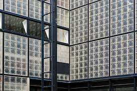 Nomad interior vous propose une sélection d'articles de décoration et d'accessoires du monde réalisés à la main par des artisans aux mains d'or. Hidden Architecture Maison Verre Hidden Architecture