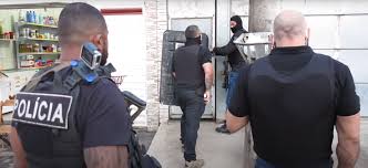 Com 60 policiais, mobilização prende 12 suspeitos de grupos que vendem drogas em flores da cunha. Policiais No Youtube Mostram Combate Ao Crime E Tem 1 Bilhao De Views