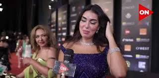 عمرو دياب (عمرو عبد الباسط عبد العزيز دياب)، مواليد 11 أكتوبر عام 1951)، مطرب مصري. Ù†Ø¸Ø±Ø© Ø³Ø§Ø®Ø±Ø© Ù…Ù† Ù„ÙŠÙ„Ù‰ Ø¹Ù„ÙˆÙŠ Ù„ÙŠØ§Ø³Ù…ÙŠÙ† ØµØ¨Ø±ÙŠ Ø¨Ù€Ø§Ù„Ø¬ÙˆÙ†Ø© ÙƒØ§Ø¯Ø± Ø§Ù„ØªØµÙˆÙŠØ± Ø§Ù„Ø³Ø¨Ø¨ ÙÙ† ÙˆØ«Ù‚Ø§ÙØ© Ø§Ù„ÙˆØ·Ù†