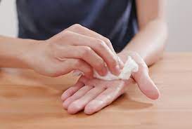 Il suffit qu'il fasse un tout petit peu chaud et hop ça dégouline de mes mains très ou même quand tu sors avec une copine et que tu dois lui tenir la main moi j'appréhendais beaucoup à l'idée de suer comme pas possible des mains. Mains Moites Les Meilleures Traitements Naturels