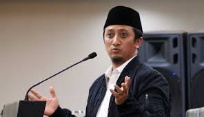 Ustad yusuf mansur berkisah, beliau pernah di datangi orang yang akan menagih hutang, tapi karena hari itu beliau belum punya uang untuk membayar, ustad yusuf mansur memilih keliling kampung. Ust Yusuf Mansur Mau Kaya Matematika Allah Sangat Ajaib