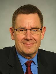 Erhvervsnyt 𝗣𝗼𝘂𝗹 𝗡𝘆𝗿𝘂𝗽 𝘃𝗲𝗻𝗱𝗲𝗿 𝗵𝗷𝗲𝗺: 𝗦𝗸𝗮𝗹  𝗿𝗮̊𝗱𝗴𝗶𝘃𝗲 𝗘𝘀𝗯𝗷𝗲𝗿𝗴𝘀 𝗻𝘆𝗲 𝗸𝗹𝗶𝗺𝗮-𝘀𝗸𝗼𝗹𝗲! Poul Nyrup  Rasmussen træder ind i advisory boardet for Rybners' nye klimaerhvervsskole  i Esbjerg, hvor han skal bidrage til ...