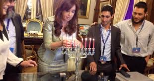 2 575 862 · обсуждают: La Presidenta Cristina Kirchner Encendio La Septima Vela De Januca Junto Al Joven Judio Amadrinado