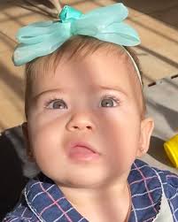 NO SUELO ESCRIBIR COSAS LARGAS EN INSTAGRAM. PERO DEBO DECIR QUE ESTOY  ENAMORADO 💕 Y MUY ENAMORADO DE ESTA PEQUEÑITA QUE ME ENSEÑA COSAS TODOS  LOS DÍAS… HE APRENDIDO DE PACIENCIA, DE