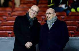 Avie glazer (19 ekim 1960 doğumlu) amerikalı bir işadamı, glazer ailesinin bir üyesi, ulusal futbol ligi tampa bay buccaneers 'ın sahibi ve i̇ngiliz futbol kulübünde çoğunluk hissesine sahip manchester united fc oğlu malcolm glazer. Proteste Nach Gescheiterter Super League Manchester United Fans Sturmen Trainingsplatz Fussball Stuttgarter Zeitung