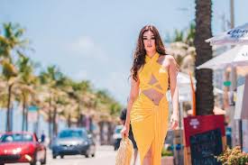 Tên tuổi của cô gắn liền với những ca khúc về miền trung, đặc biệt là những ca khúc mang đậm chất dân ca huế. Hoa Háº­u Khanh Van Toi Tran Ä'áº§y NÄƒng LÆ°á»£ng Ä'á»ƒ Nháº­p Cuá»™c Miss Universe