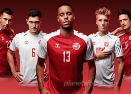 Watch en casa con telemundo highlight 'jugador de la selección de dinamarca se desvanece en pleno partido de futbol' on nbc.com Camisetas Hummel De Dinamarca 2021
