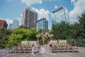 Modern Rooftop Texas Wedding Ceremony Overlooking The Skyline At Weddings At The Houston Club A Day To Rooftop Wedding Ceremony Houston Clubs Rooftop Wedding