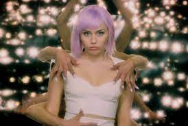 Jack, izzy, and emma, all together for the first time, agree to keep their relationship a business arrangement. Black Mirror Producers On Miley Cyrus Episode Creepy Pop Star Trend Ew Com