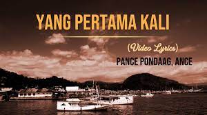 Pertama kali ku kenalkan dirimu betapa indahnya bila kau senyum. Lirik Yang Pertama Kali Pance Pondaag
