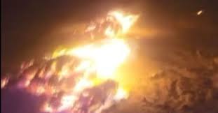 Gece saat 1:54'te i̇zmir'e meteor düştüğü iddia edildi pek çok kullanıcı bu anlara şahit olurken fotoğraflarda parlak bir cismin gökyüzünü delerek düştüğü gözlemlendi ancak henüz meteora ilişkin resmi bir bilgi paylaşılmadı. Meteor Goktasi Dustu Iddiasi Son Dakika Izmir Ve Manisa Da Meteor Mu Dustu Gundem Haberleri