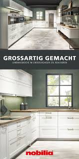 Grosszugige Landhauskuche Mit Kreativer Freiheit Landhauskuche Haus Kuchen Kuche Arbeitshohe