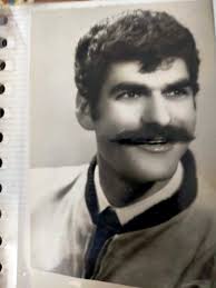 1975 yılı Batman Lisesi öğrencileri. Fotoğraftakiler ayakta soldan sağa:  Bahri Tunç, Nusret Koyuncu ve Abdullah Ersoy. Oturanlar sağdan sola: Murat  Mungan, Aytekin Nazik ve Muzaffer Tunç