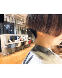 福江 章子 vetica stylistさんはinstagramを利用しています モードなショートには エッジィなラインで勝負 丹精込めて 細かく細かくカットしていきます いつもありがとうございます 明日5 13はお休みです v 刈り上げ ボブ ショートカット