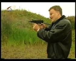 Peter r de vries, 64, was shot minutes after leaving a tv studio, where he had appeared on a chat show. Peter R De Vries S08e02 De Huurmoord On Make A Gif