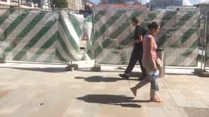 То есть даже официально собянинские чиновники признали, что ранее положенная плитка действительно неудобна для ходьбы. Sobyaninskie Neudobstva Sobyaninskaya Plitka Youtube