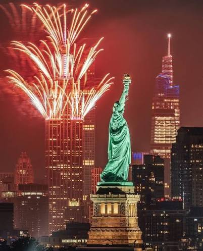 Happy Fourth of July! 🇺🇸🎆⁠ ⁠ Tap into our NYC Fourth of July Viewing  Guide at the link in our bio. ⁠ ⁠ 📷: @imagesbydouble.d, @kirit143,  @achintyaadhikari⁠ ⁠ Pictured: Snapshots of fireworks