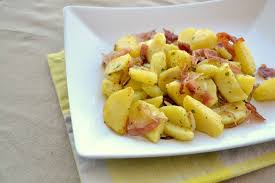 Oltre alle patate vi serviranno del burro, del formaggio grattugiato, tuorli d'uova e un pizzico di noce moscata. Patate E Speck Contorno Semplice