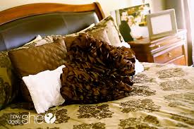 Of course, this isn't the only great example. 11 Tips To Make Your Bedroom A Bit More Romantic
