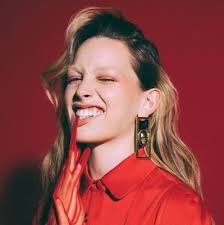 Daniela Dib posted a bts picture from 'The Haunting Of Bly Manor' with  Victoria and Amelie Bea Smith #VictoriaPedretti #TheHauntingofBlyManor