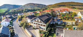 Central location to the nearby wine regions ahr valley, rhine and moselle. Startseite