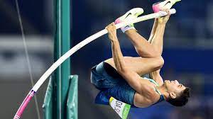 Salto com vara é um evento do atletismo onde os competidores usam uma vara longa e flexível para alcançar maior altura e passar por cima de uma barra ou sarrafo. Campeao Olimpico Do Salto Com Vara Thiago Braz Fica Fora Do Podio Em Lima Agencia Olimpica