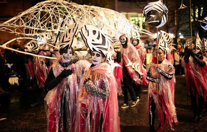 Kemeriahan parade Derry Halloween di Irlandia, AI generated