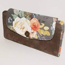 Ce portefeuille femme, s'aménage de 7 compartiments à cartes, une poche plate, une. Grand Portefeuille Pour Femme Plat Compagnon Original Suedine Taupe Tissu Gris Avec Fleurs Romantiques Et Plumes Un Grand Marche