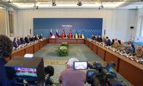 El proyecto de memorándum de Rusia presentado durante las recientes conversaciones en Estambul incluyen disposiciones para que Ucrania adopte un estatus neutral y no nuclear, se indicó el lunes en un documento