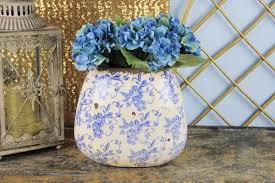 Eskitme Desenli Mavi Cicekli Dekoratif Seramik Vazo 22 Cm Dekoima Da Dekoratif Vazo Modelleri Dekoratif Vazo Cesitleri En Uygun Fiyatl Vase Home Decor Decor