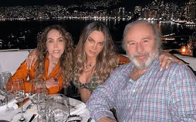 Belinda consiente a su papá en su cumpleaños