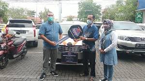 Sy mendapatkan sms pemenang undian, atas nama shopee jutawan. 16 Tahun Jadi Nasabah Pedagang Jamu Banjarmasin Ini Raih Grandprize Ertiga Tabungan Simpedes Bri Banjarmasin Post
