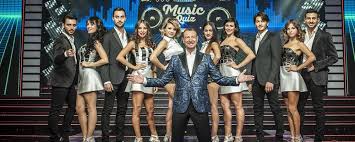 Esordisce nel 2002 come cantante nel musical c'era una volta.scugnizzi di claudio mattone ed enrico vaime. Music Quiz Il 30 Dicembre Con Serena Rossi E Roberto Farnesi Tvzap