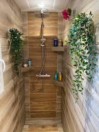 Penser aux carrelages imitation ainsi, un panneau de crédence pour salle de bain peut coûter entre 15 et 300 euros. Pose D Un Carrelage Dans Une Salle De Bain Imitation Bois Sur Carry Le Rouet Magasin De Carrelage A Saint Victoret Design Carrelages