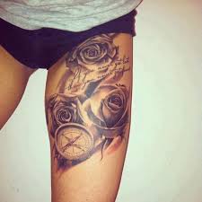 Ce modèle de tatouage rose des vents femme sur interieur bras avec fleurs fait partie de l'article« signification et idées de tatouage boussole femme. Tribal Tattoos X Tattoo Boussole Rose