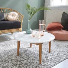 Cette table basse carrée dispose d'un large plateau en bois où vous pourrez poser vos objets de décoration ou recevoir vos amis à l'heure de l'apéro. Table Basse Ronde En Marbre Blanc Et Bois De Teck 70 Mobilier De Salon Bdbd