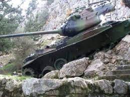 Zi̇rvesi̇'ndeki̇ türk tanki (#tarihbelgeseli) bir türk tankının kıbrıs barış harekatı sırasında, beşparmak. Kibris Ta Erenler Evliyalar Savasti