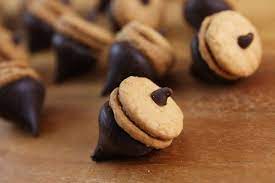 Candy Acorns Using Mini Nutter Butter Cookies Hershey Kisses And Mini Chocolate Chips Easy Cookie Recipes Treats Yummy Treats