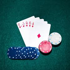 Bài thùng phá sảnh và chip sòng bạc trên bàn poker | Ảnh Miễn phí