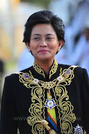 Tunku abdul rahman, kedah sultanlığı'nın yirmi altıncı hükümdarı sultan abdul hamid halim şah'ın yedinci oğlu ve 45 çocuğundan biri olan kedah, alor setar'daki istana pelamin sarayında 8 şubat 1903'te dünyaya geldi. List Of Honours Of The Kedah Royal Family By Country Wikipedia Worddisk